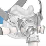Angled close-up of the AirFit F30 clear frame, UltraCompact cushion and white magnetic headgear clip