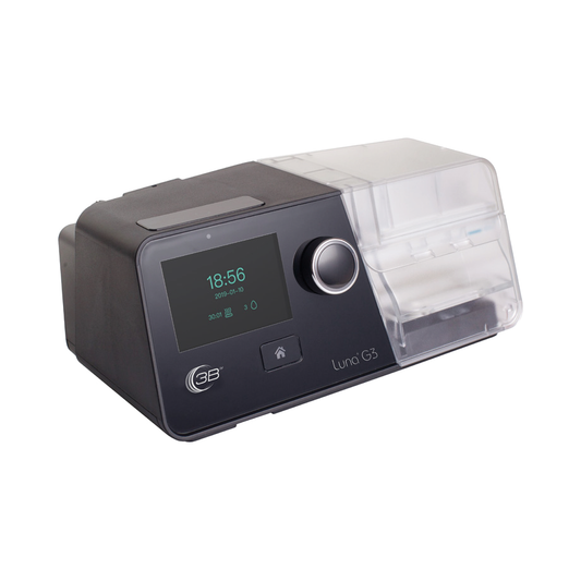 React Health Luna G3 Auto CPAP with the humidifier chamber attached, standby screen showing the time